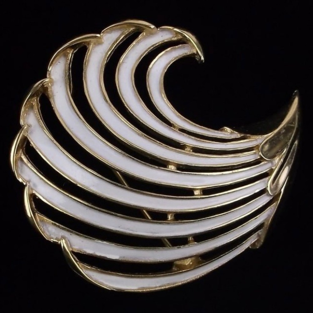 Vintage 1960s Crown Trifari Enameled Wave Brooch‎
